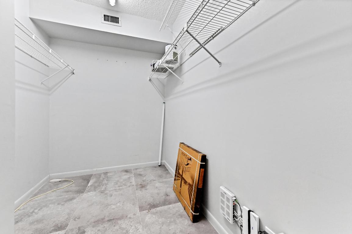 INTERNATIONAL CLUB CONDO - Residential