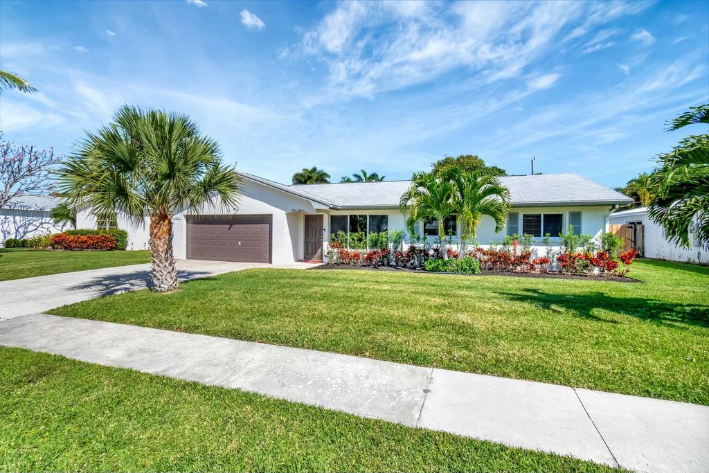 Photo of 1211 SW 26th Avenue, Boynton Beach, FL 33426 (MLS # R11073060)