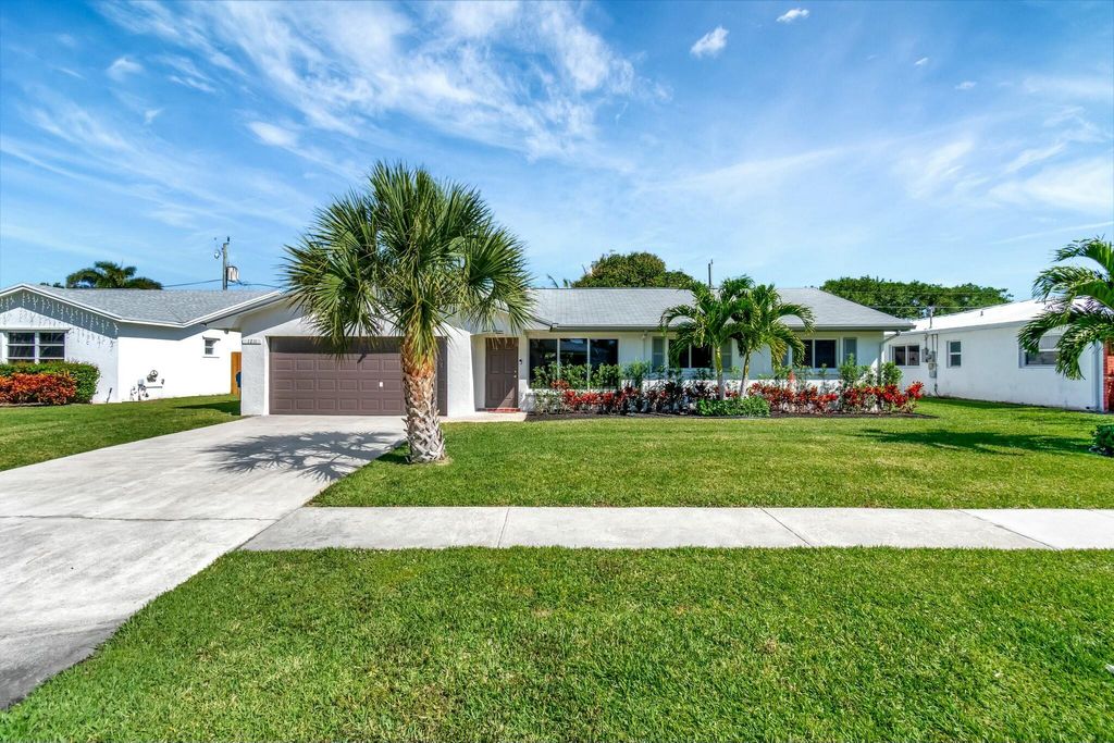 Photo of 1211 SW 26th Avenue, Boynton Beach, FL 33426 (MLS # R11073060)