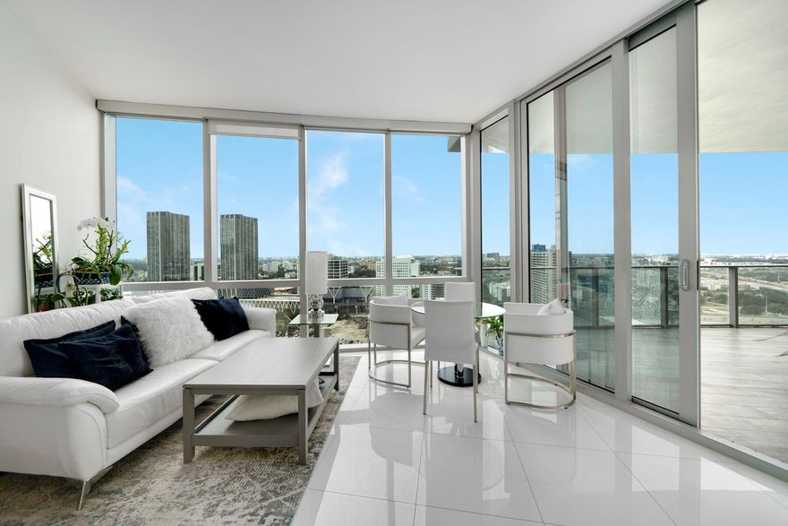 :Spectacular Downtown Miami Living in this Brand New Luxury 1 Bed + Den with 2 bathrooms apartment. Watch the incredible sunsets, city lights and newly developing Miami World Center. MWC is the second largest Mixed-use urban development in the US, and the Paramount is the crown jewel of it. 300,000 square feet of many reputable brands of retail stores, restaurants are coming to your neighborhood in the very near future. This condo has the most amenities in the World. Come enjoy indoor basketball court, Racquetball Court, Boxing and Aerobic Area and many more.