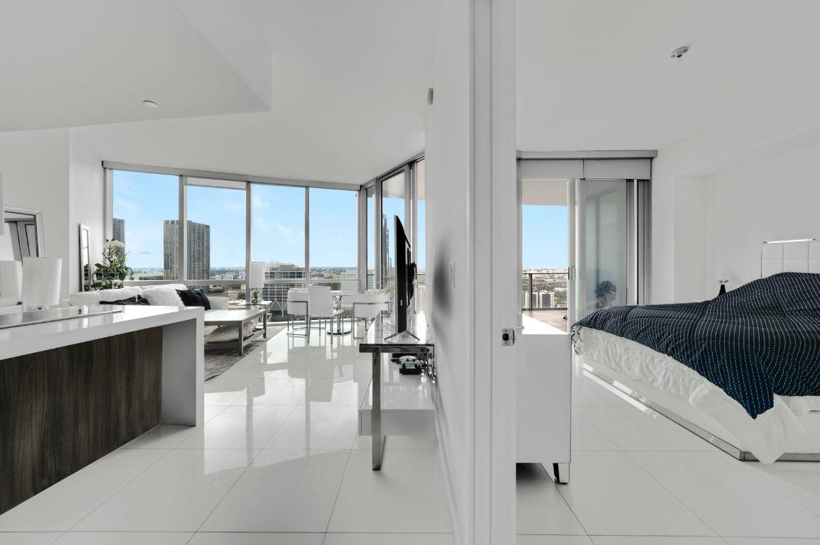 PARAMOUNT MIAMI WORLDCENTER CONDO - Residential
