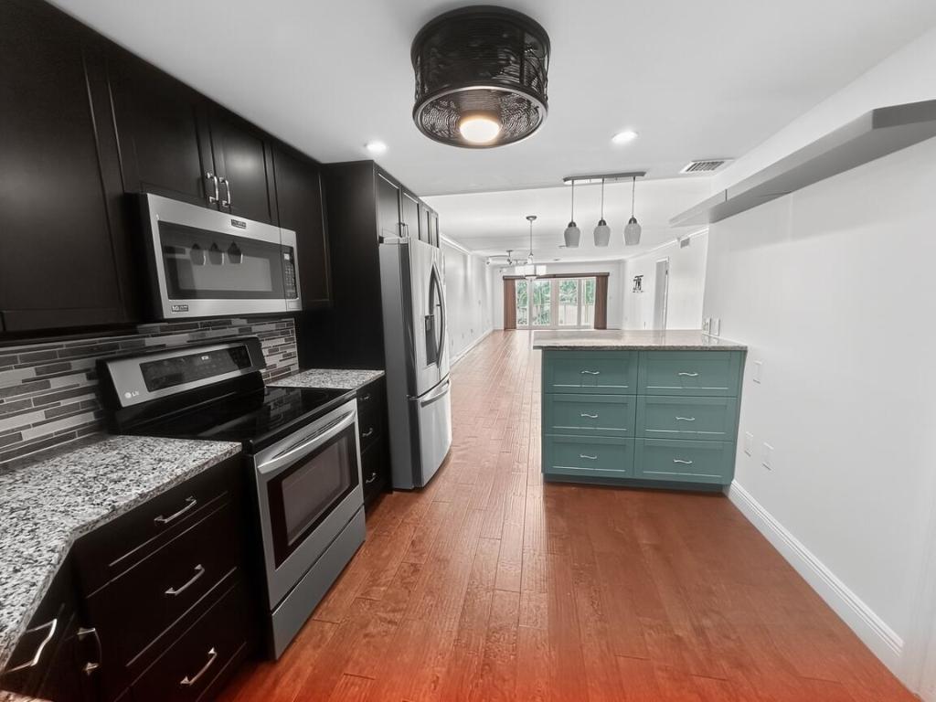 ATLANTIS SHERBROOKE VILLAS CONDO - Residential