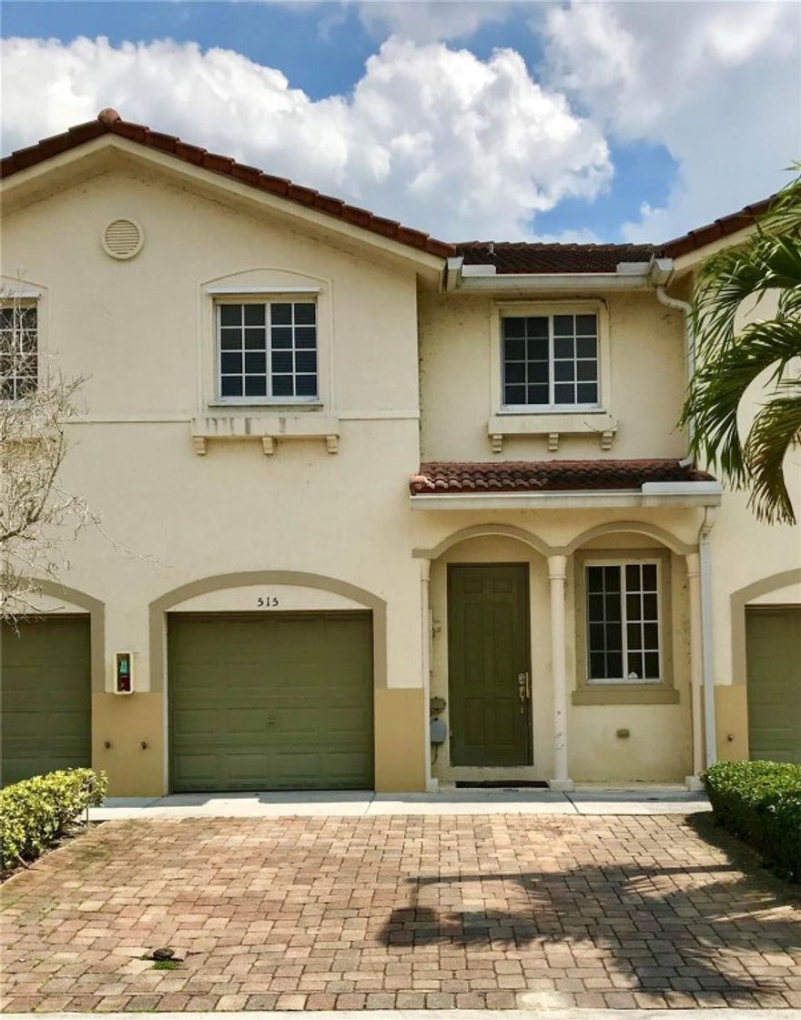 3/2 TOWNHOME WITH VAULTED CEILINGS LIKE NEW, WITH LOW MAINTENANCE FEE. THIS IS A FAMILY FRIENDLY SUBDIVISION WITH LOTS OF AMENITIES WHICH INCLUDES A POOL, CLUBHOUSE, JOG ­ BIKE PATH.
