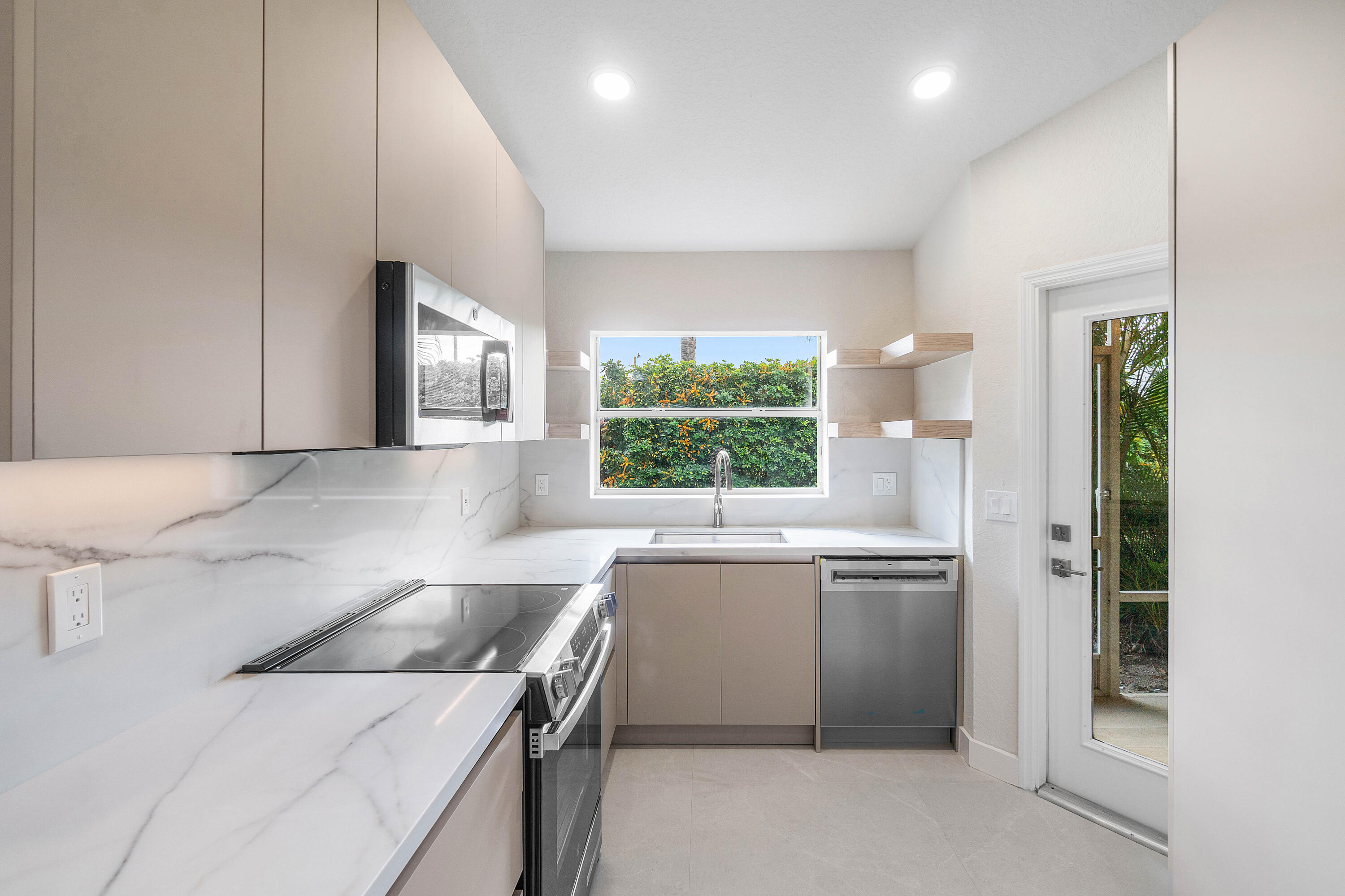 FLORAL LAKES - Residential