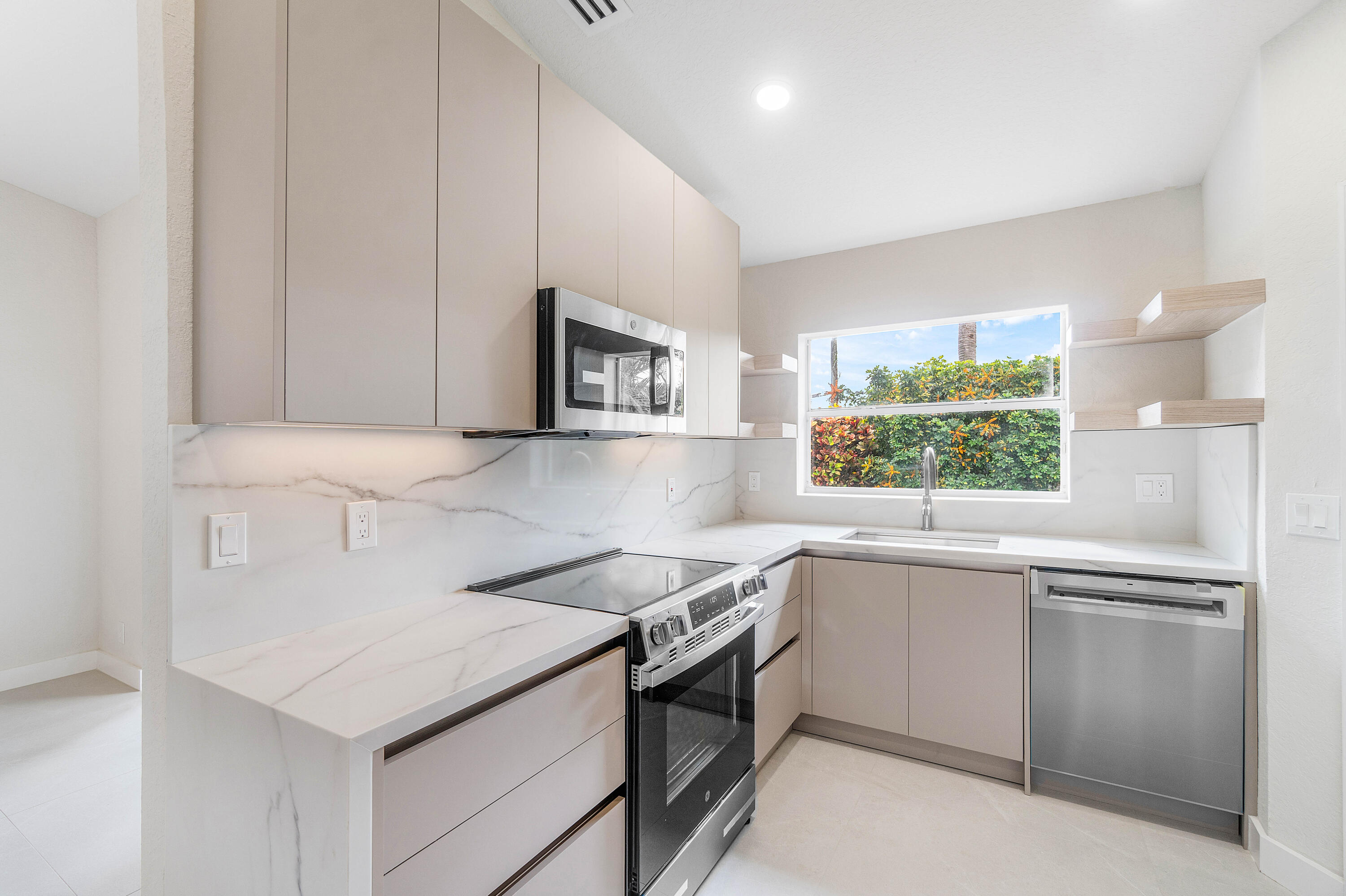 FLORAL LAKES - Residential