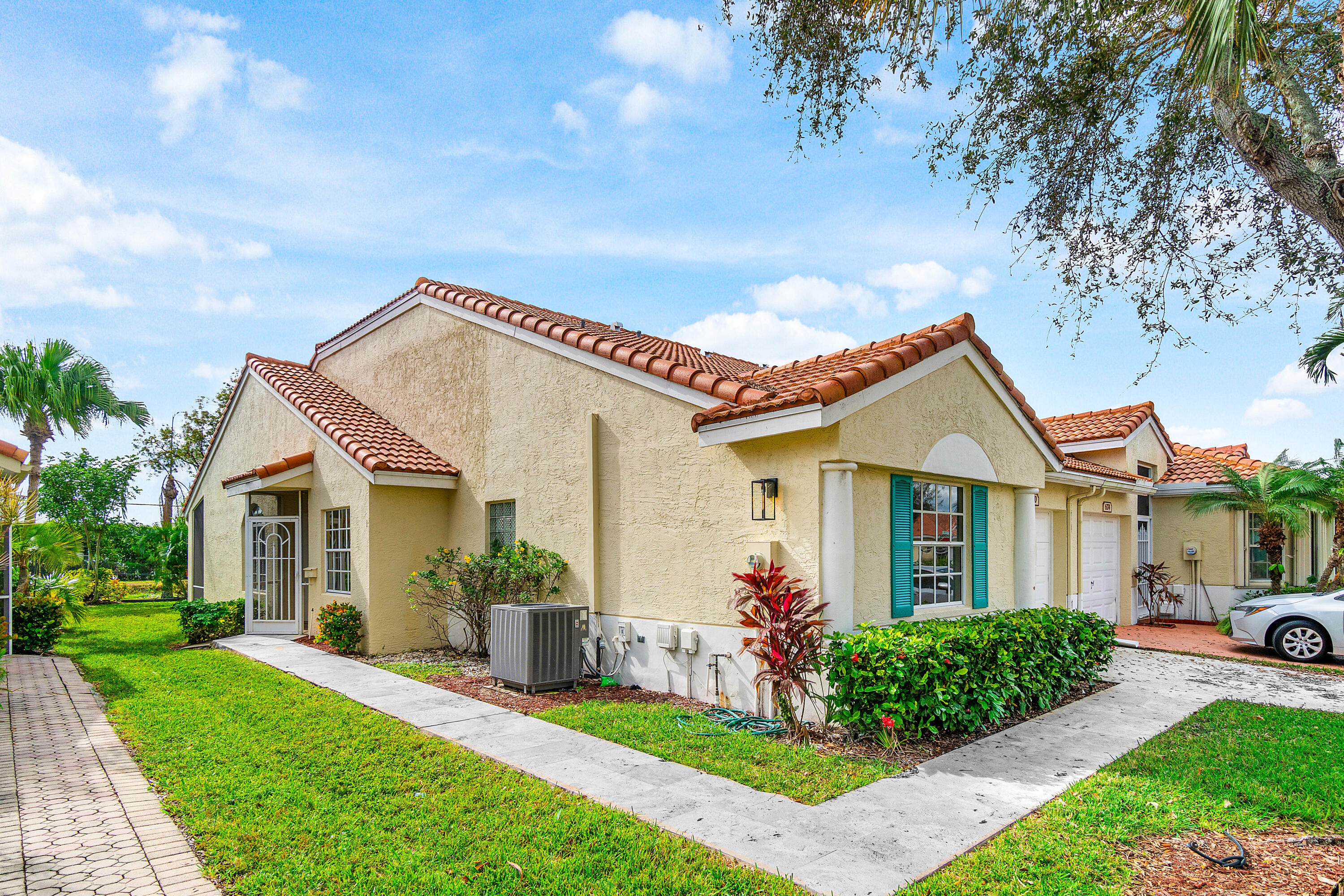 FLORAL LAKES - Residential