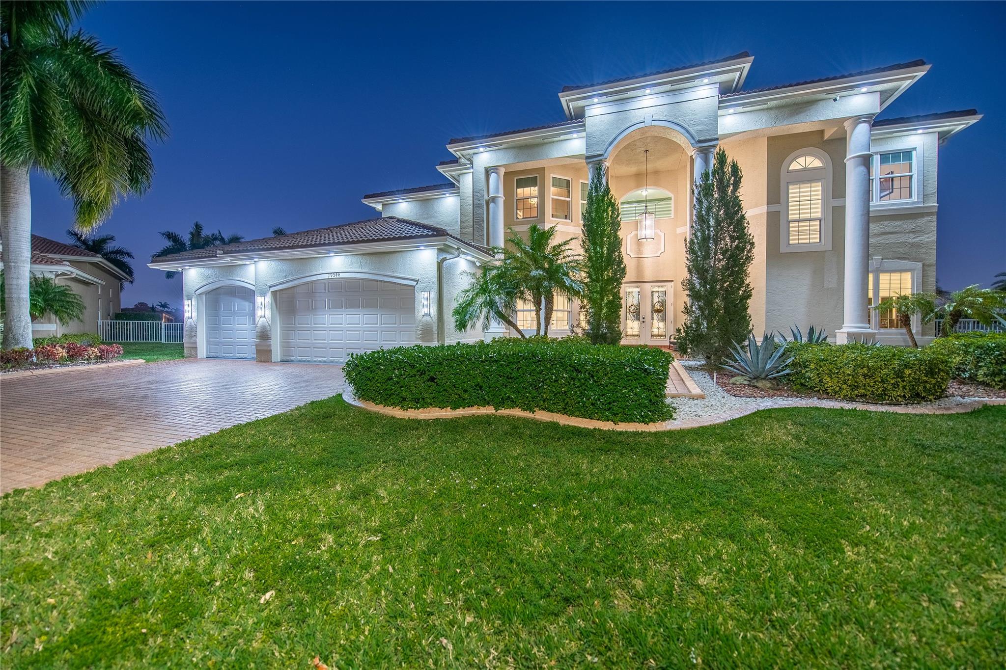 Experience resort-style living in this 6-bedroom, 4.5-bathroom home, perfectly situated at the end of a serene cul-de-sac. The 21,935 sq ft lot offers a breathtaking 120-degree lake view, complemented by a newly added pool that elevates the outdoor experience. With 4,264 sq ft of remodeled living space featuring a sophisticated marble floor, impact windows, and a modern kitchen, this home seamlessly blends luxury with functionality. Enjoy the comfort of two new AC units and a water filter system. Make a splash in your private oasis and embrace the epitome of luxurious living. Schedule a viewing today!