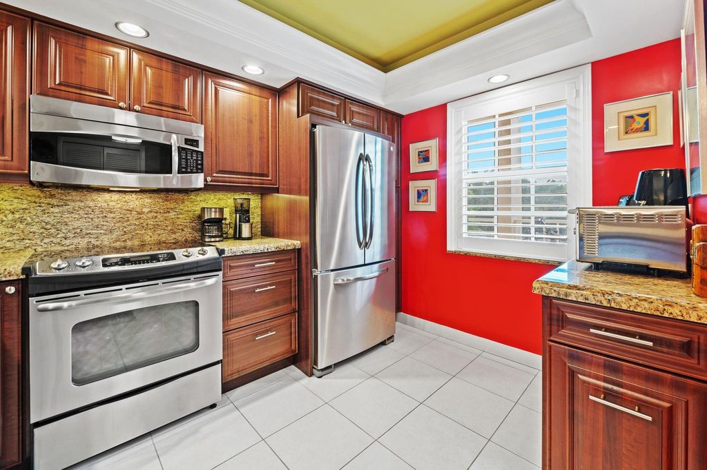 Photo of 3900 Oaks Clubhouse Drive #305, Pompano Beach, FL 33069 (MLS # F10517147)