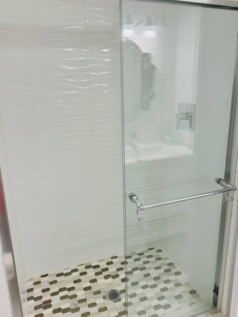 ROYAL SAXON INC - Residential Lease