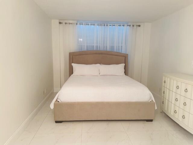 ROYAL SAXON INC - Residential Lease