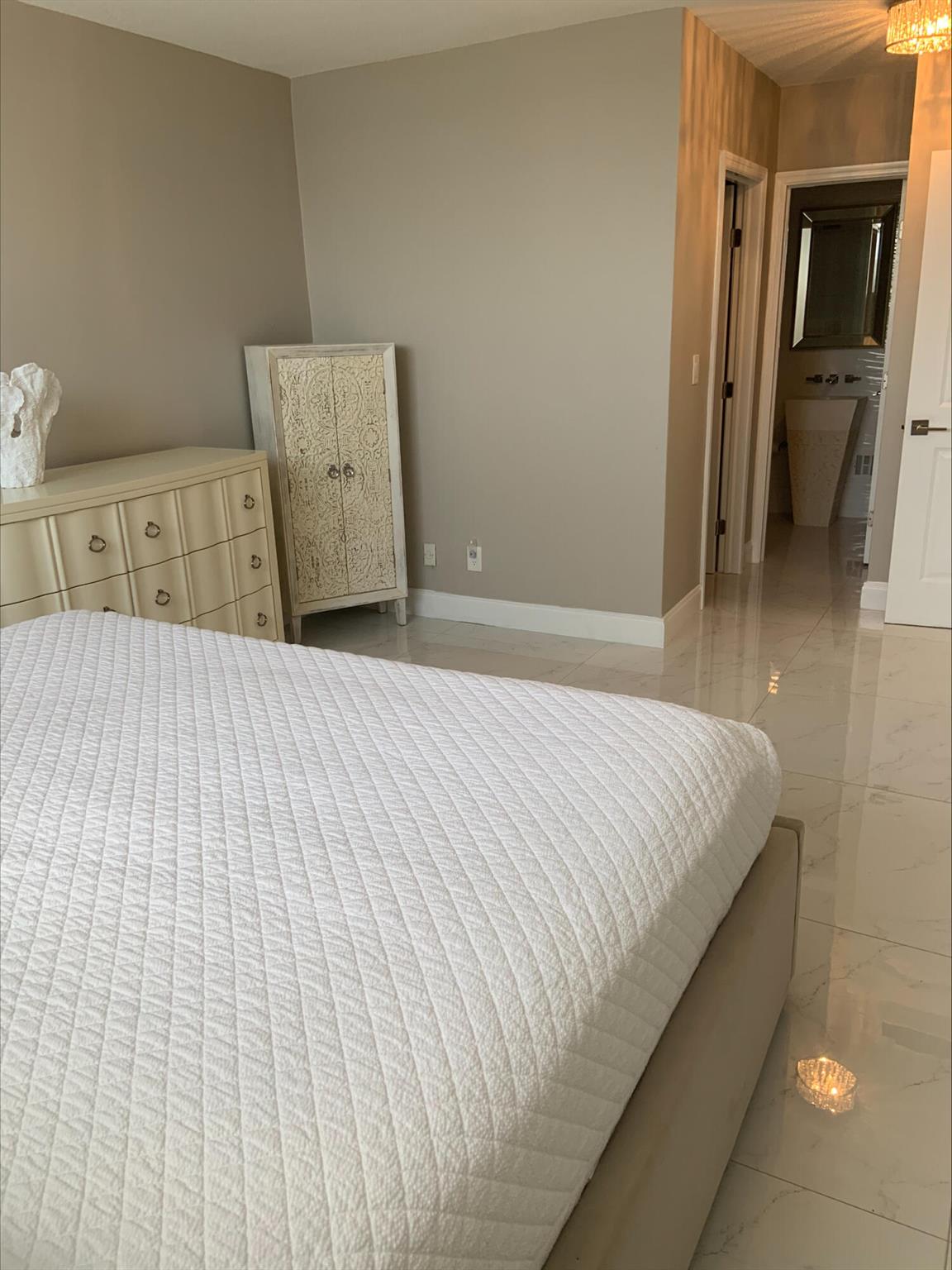 ROYAL SAXON INC - Residential Lease