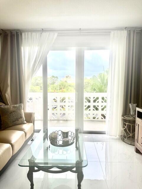 ROYAL SAXON INC - Residential Lease