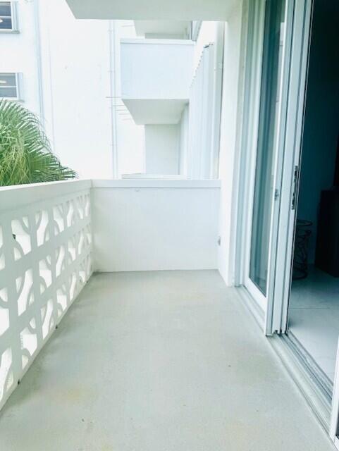 ROYAL SAXON INC - Residential Lease