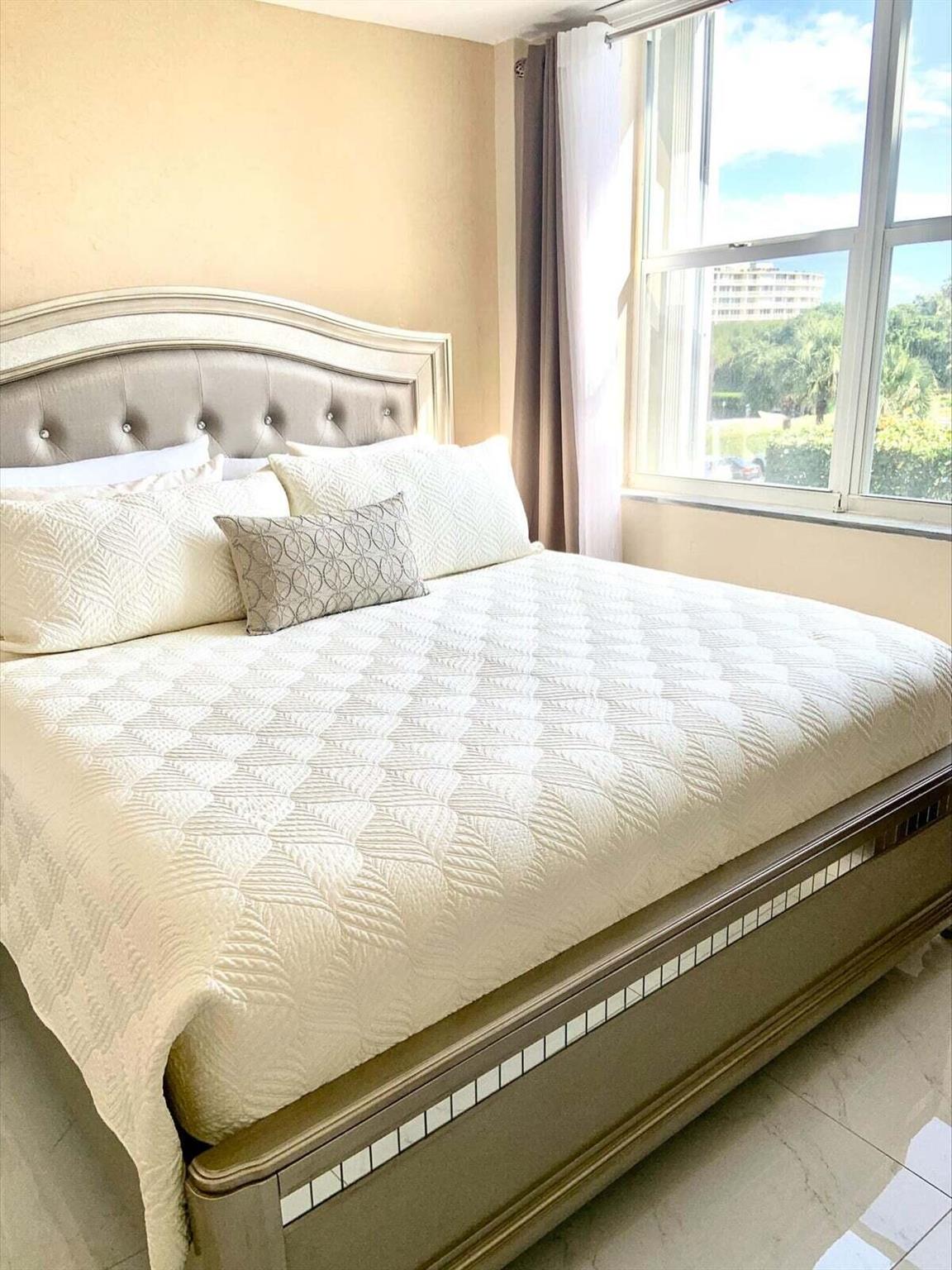 ROYAL SAXON INC - Residential Lease