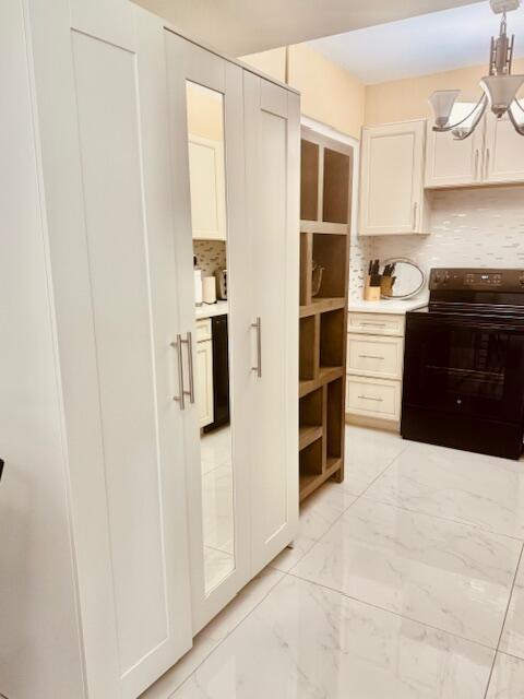 ROYAL SAXON INC - Residential Lease