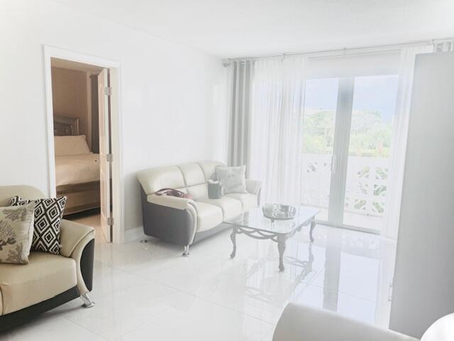 ROYAL SAXON INC - Residential Lease