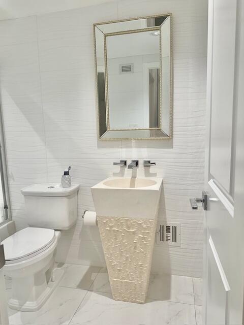 ROYAL SAXON INC - Residential Lease