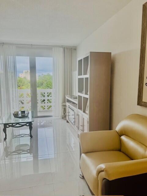 ROYAL SAXON INC - Residential Lease