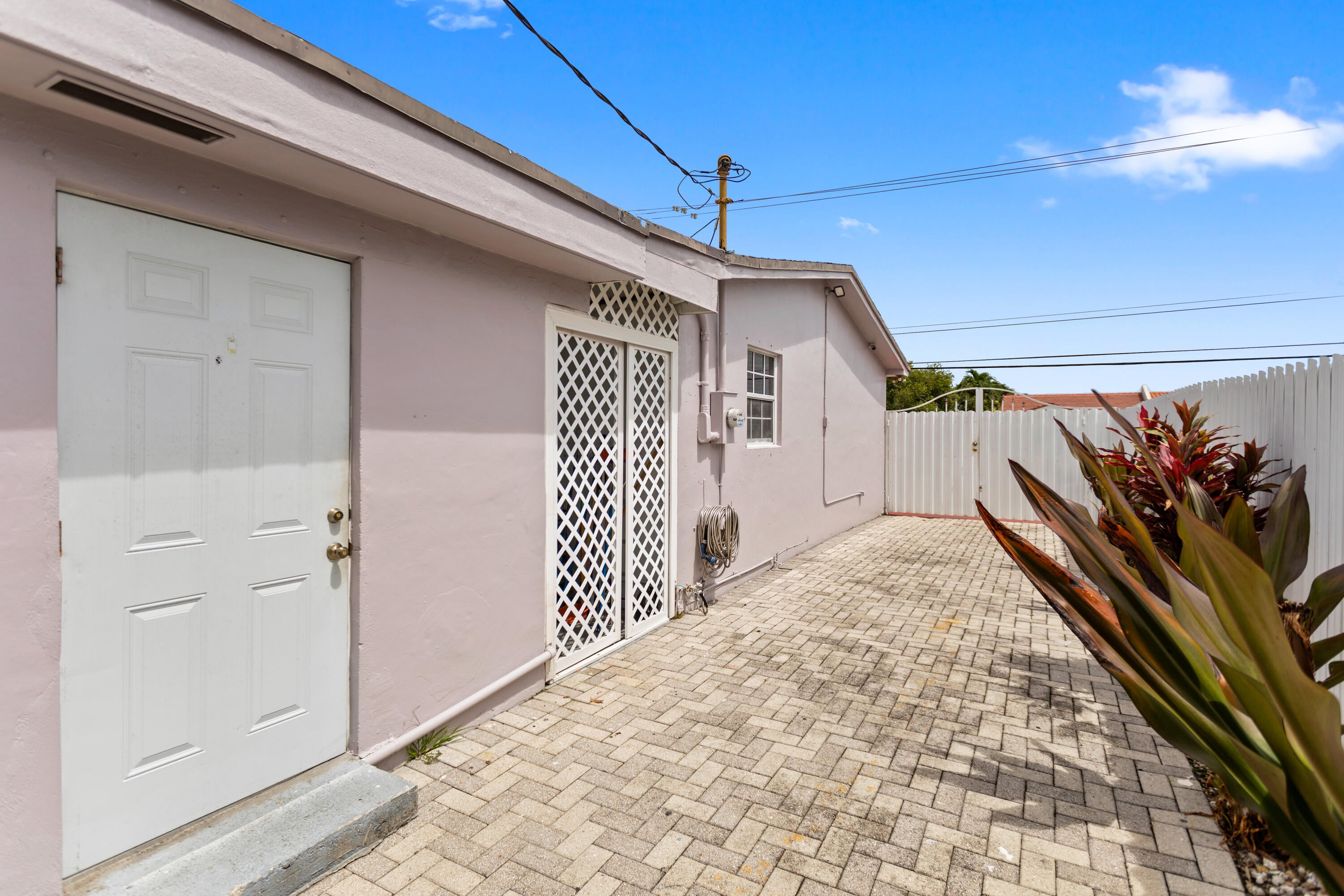 1450 W 37th Street