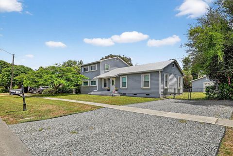 Photo of 529 SE Madison Avenue, Stuart, FL 34996 (MLS # R11113569)
