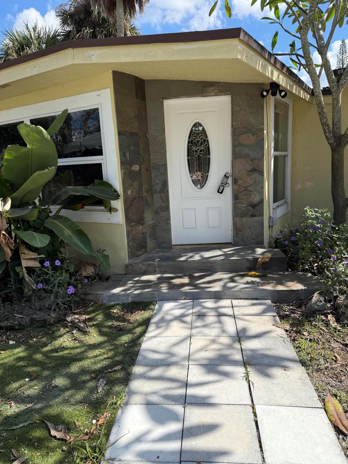 Spacious 1/1 Single Family Home with a large patio, no HOA.Utilities are included in the rent.