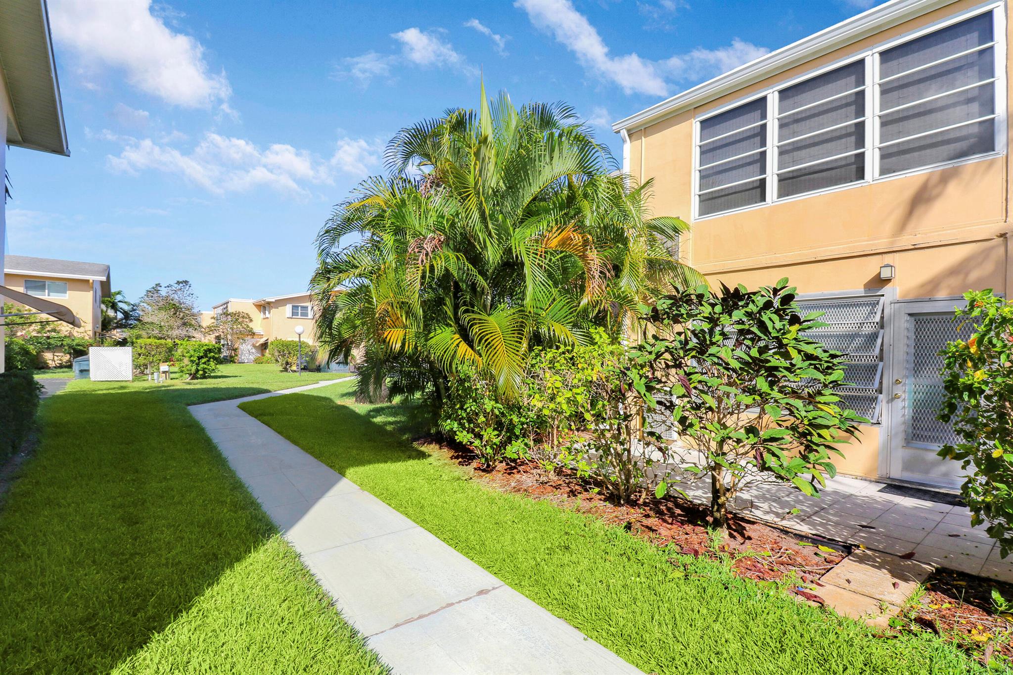 VILLAGE ROYALE CONDO 1 - Residential