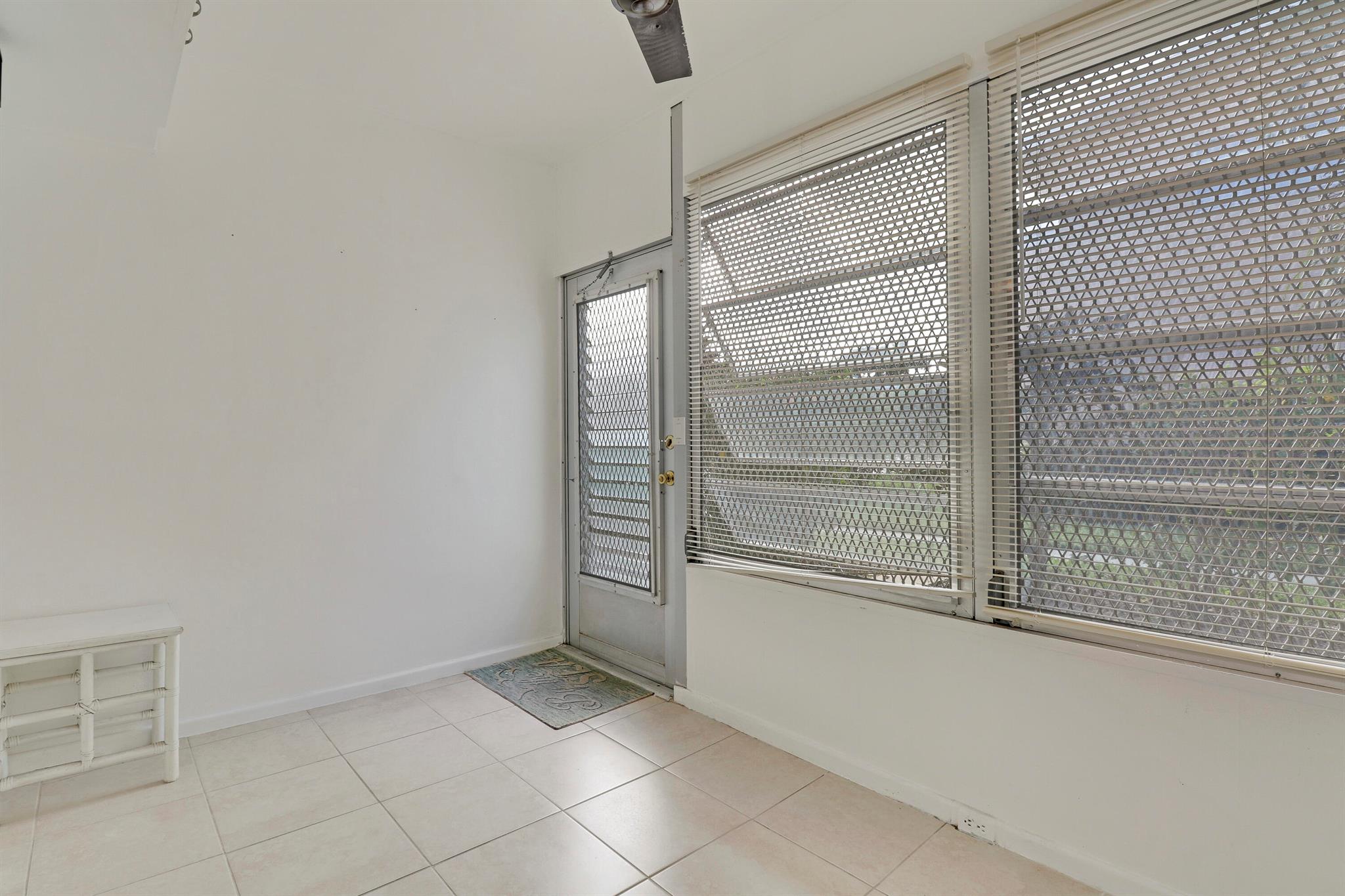 VILLAGE ROYALE CONDO 1 - Residential