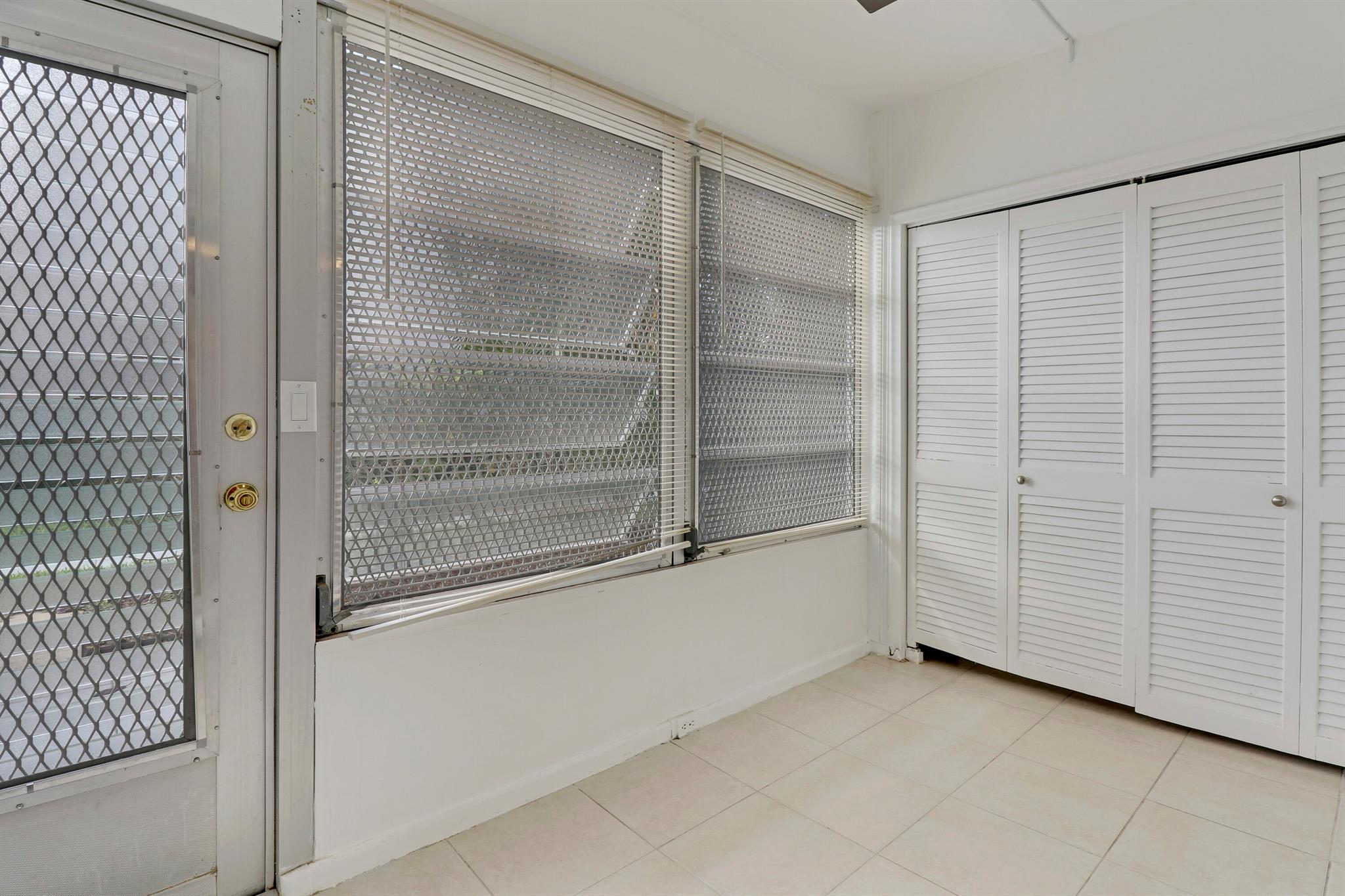 VILLAGE ROYALE CONDO 1 - Residential