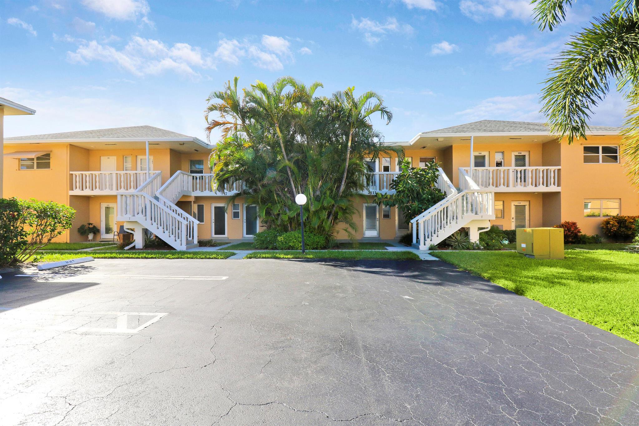 VILLAGE ROYALE CONDO 1 - Residential