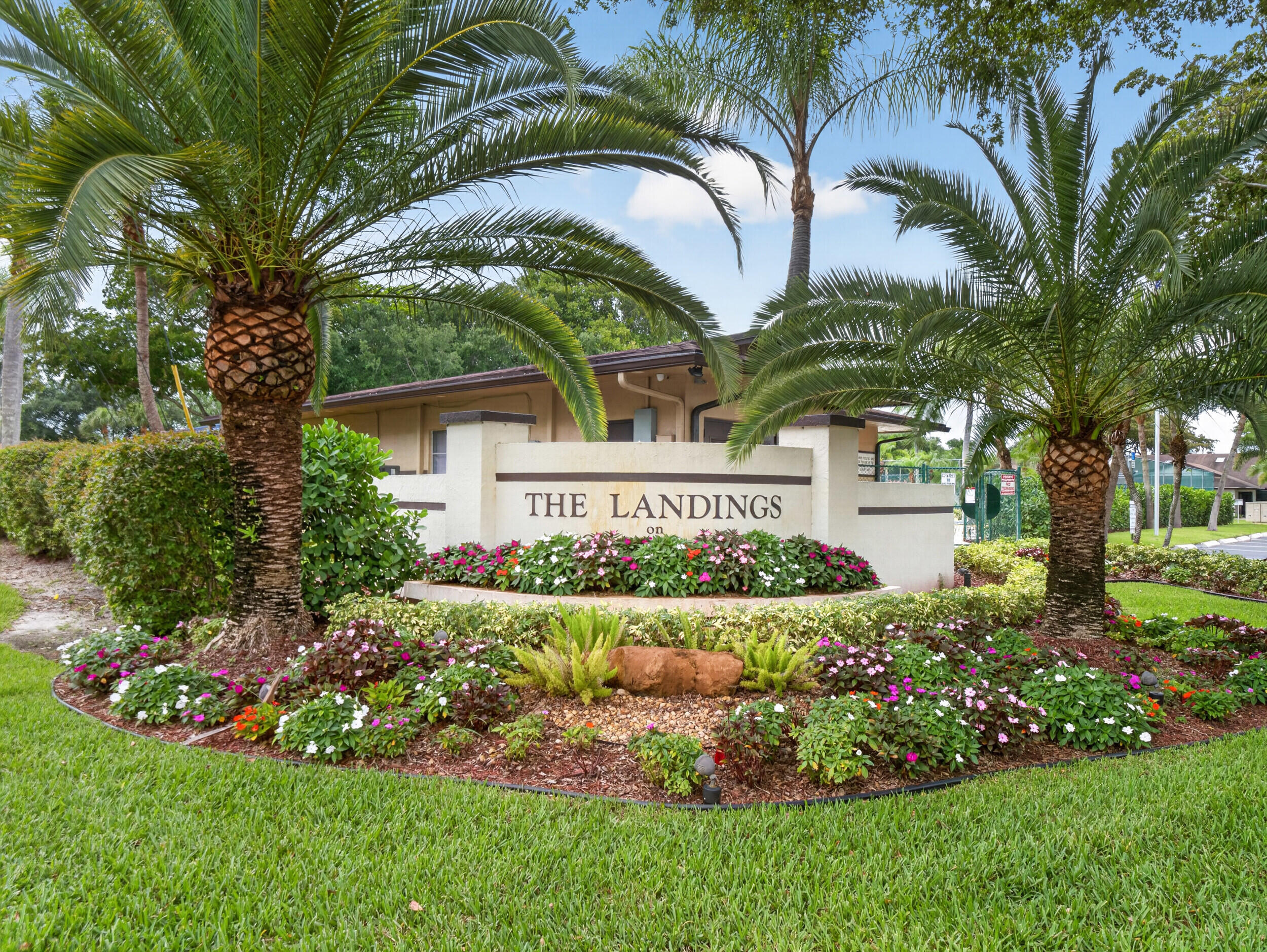 LANDINGS ON CYPRESS GREENS - Residential