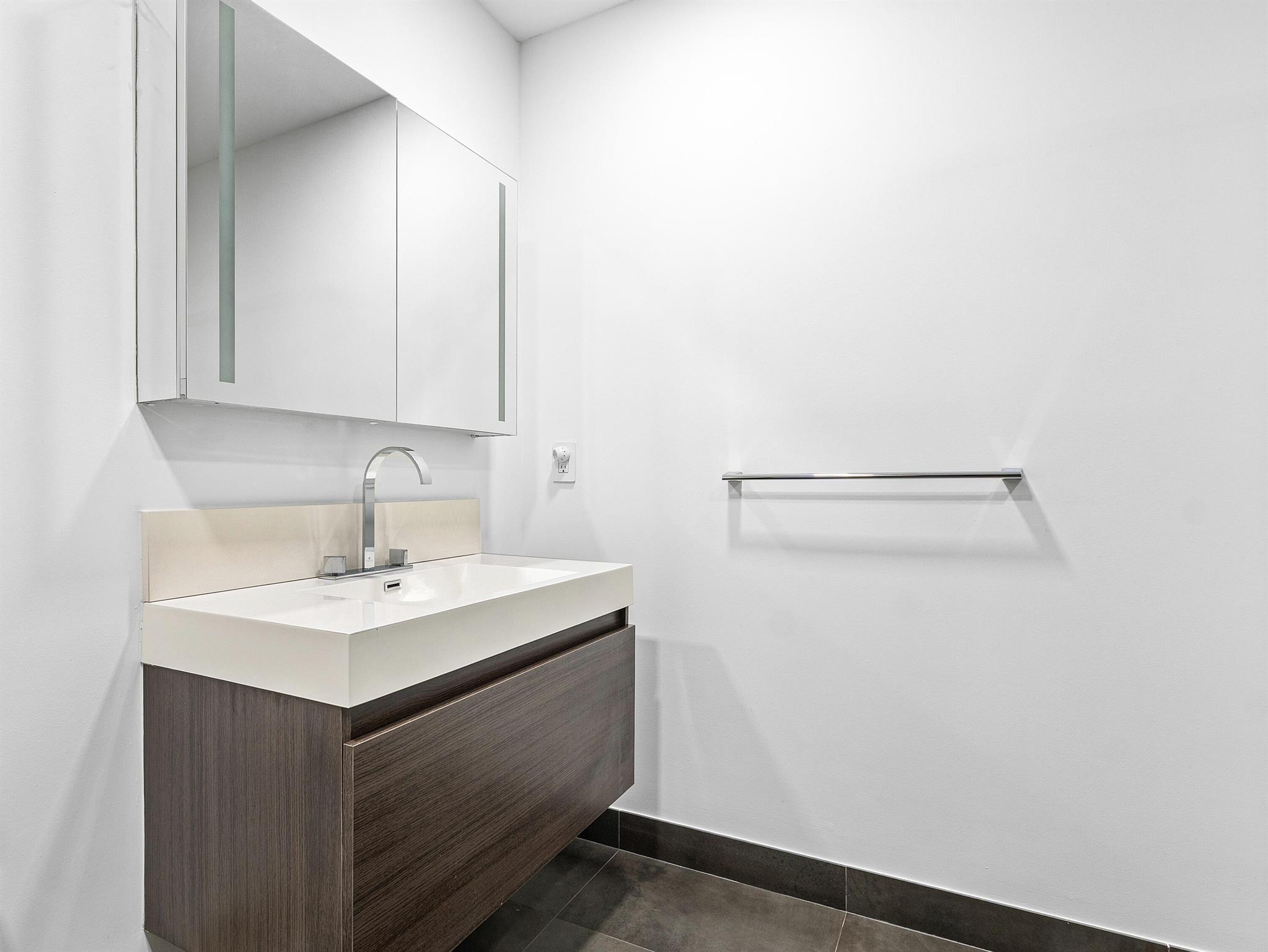 YACHTSMANS COVE TOWNHOUSE - Residential