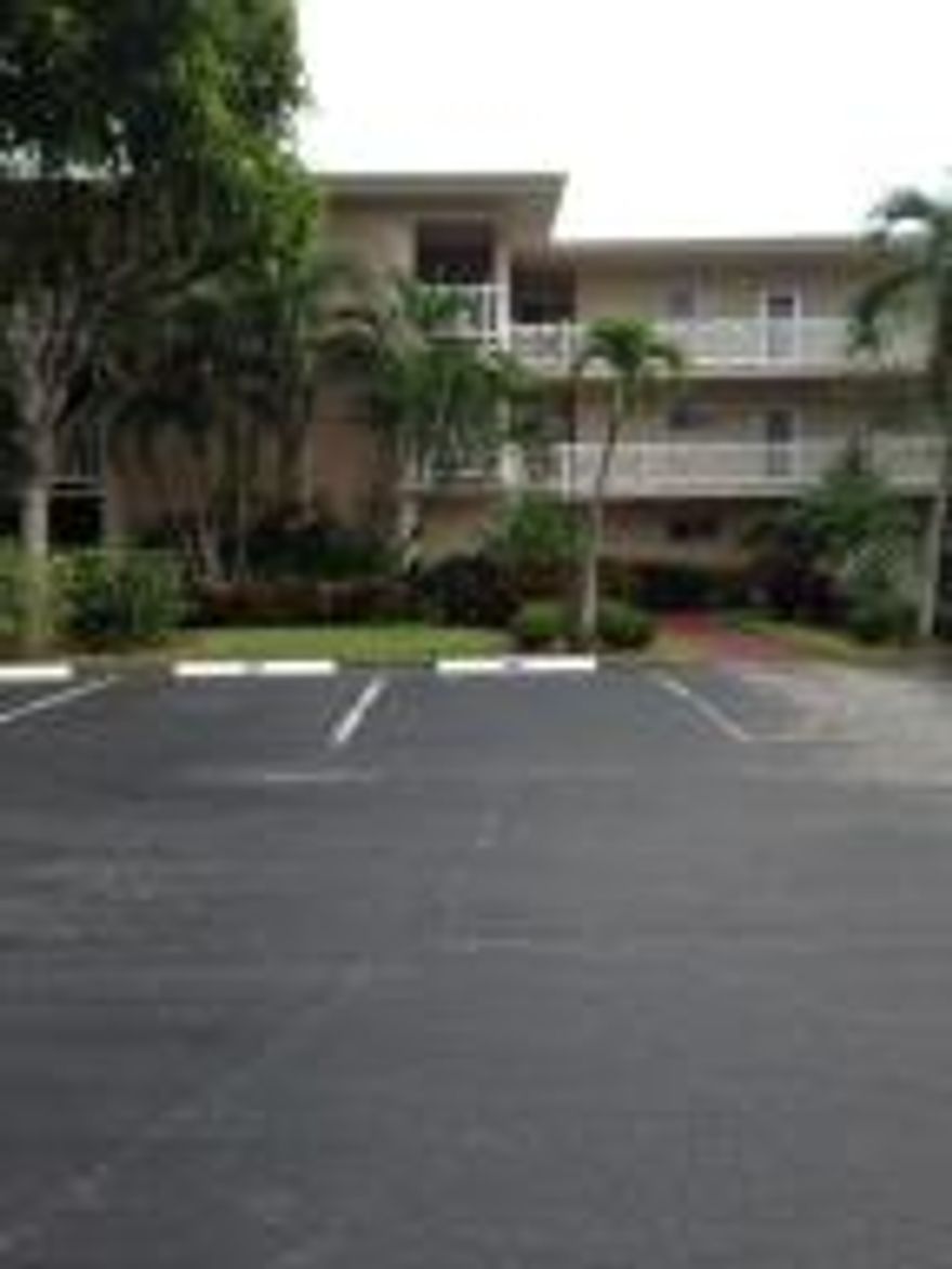 Super cute with beautiful porcelain tile thru out, new kitchen counter tops, new tile in shower, new vanity, freshly painted.  Furniture is Negotiable, tastefully decorated.