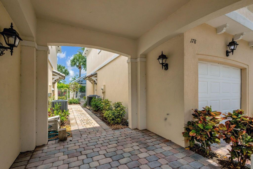 Photo of 178 Santa Barbara Way, Palm Beach Gardens, FL 33410 (MLS # R10988377)