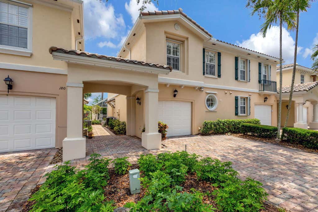 Photo of 178 Santa Barbara Way, Palm Beach Gardens, FL 33410 (MLS # R10988377)