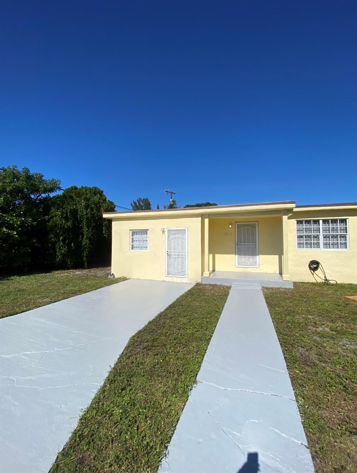 This 3 bedroom 1 bath has newer floors, paint, and a remodeled spacious kitchen, and bath. It has a nice size living/dining room with a quaint dinette area. Large fenced back yard.