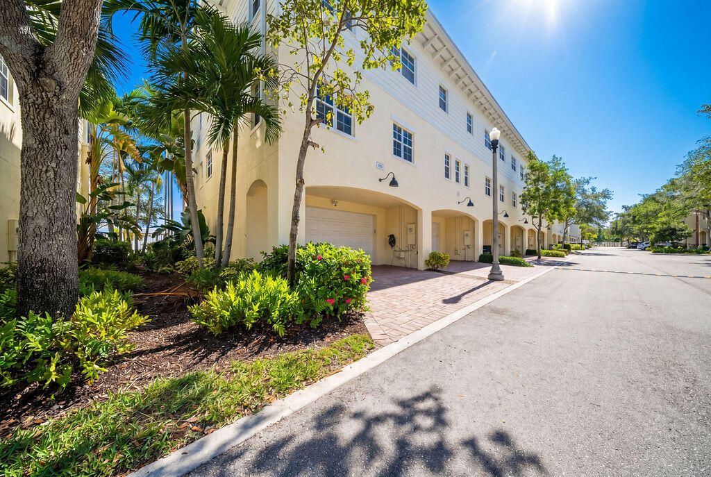 Photo of 261 SW 6th Place, Pompano Beach, FL 33060 (MLS # B26031641)