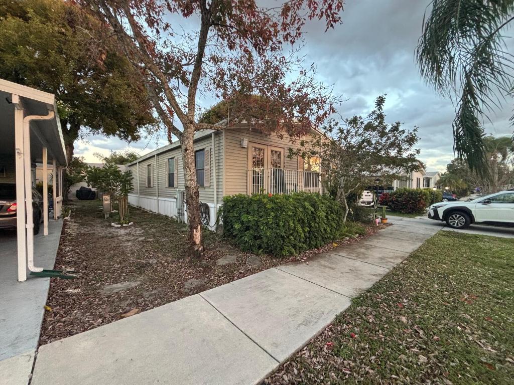 TALLOWWOOD ISLE - Residential