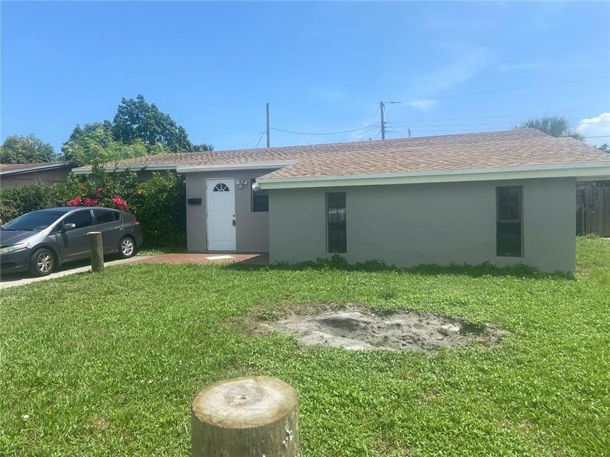 5/2 HOUSE  IN A GREAT LOCATION.ALL TILE ,NEWER KITCHEN AND A/C. Roof 2018