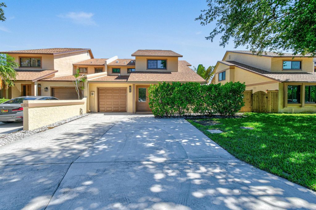 Photo of 1034 Raintree Drive, Palm Beach Gardens, FL 33410 (MLS # R11110482)