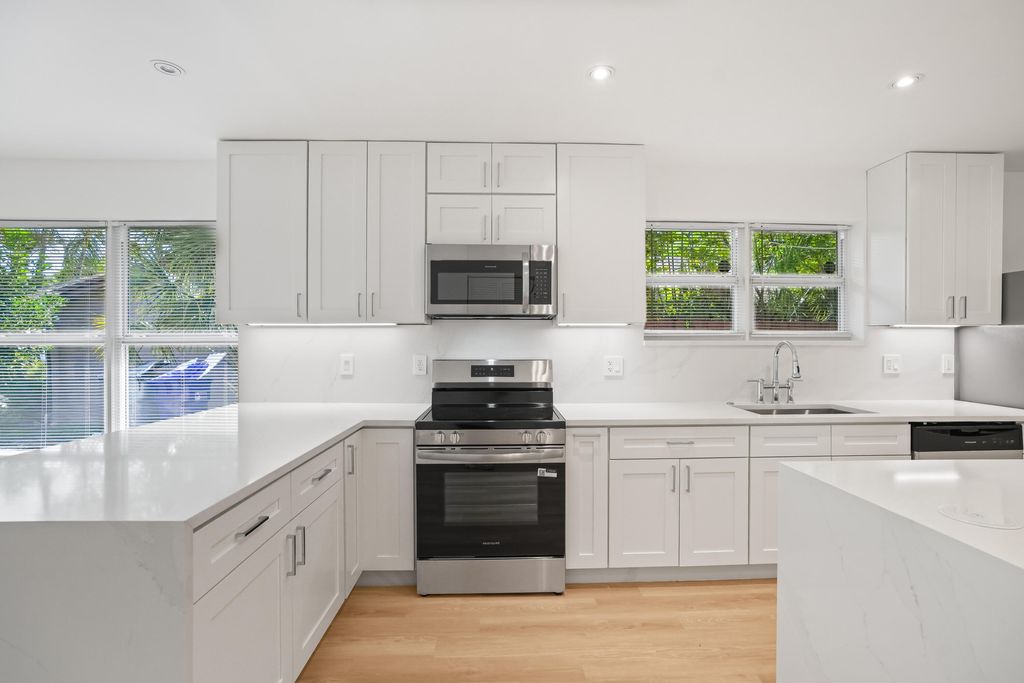 Photo of 1404 NE 2nd Street, Pompano Beach, FL 33060 (MLS # B26030308)
