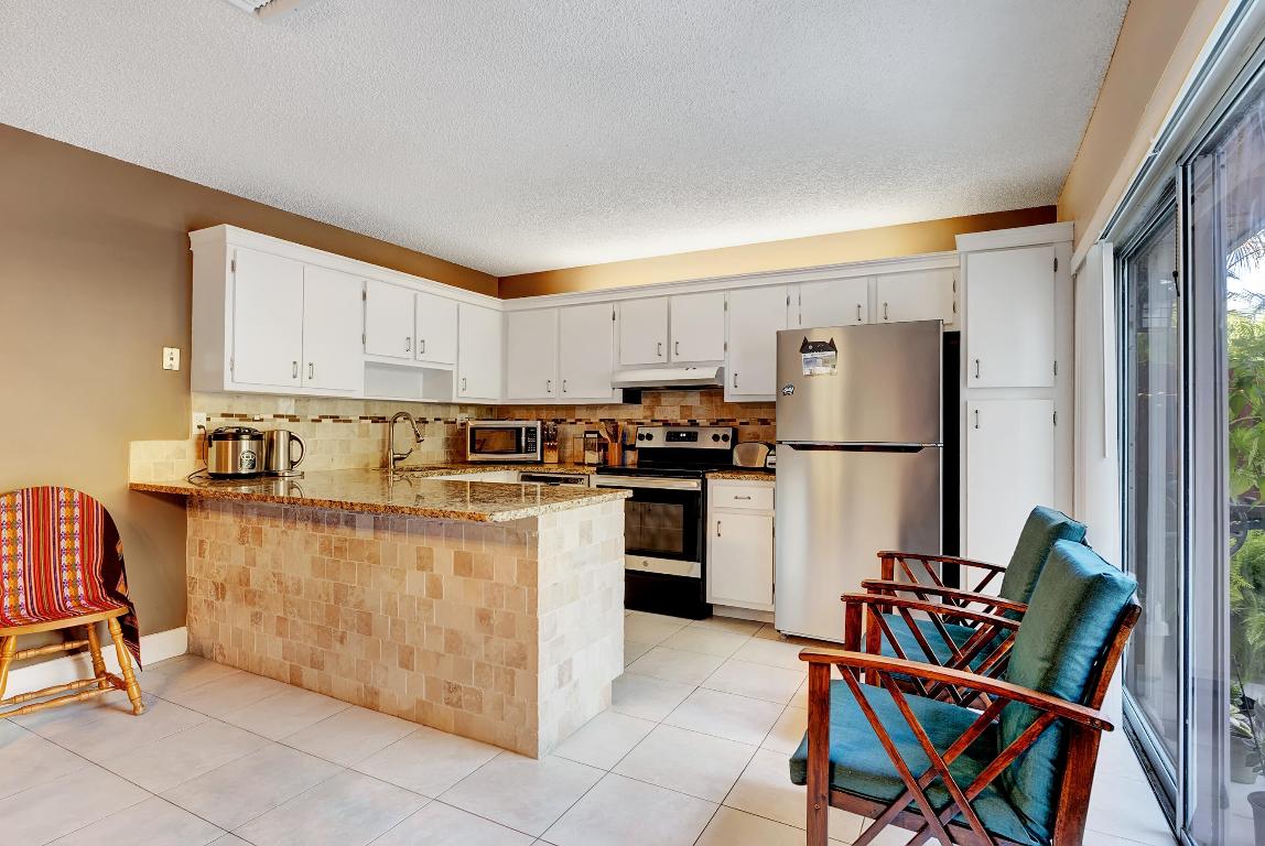 LOS MANGOS PATIO VILLAS AND TOWNHOMES - Residential