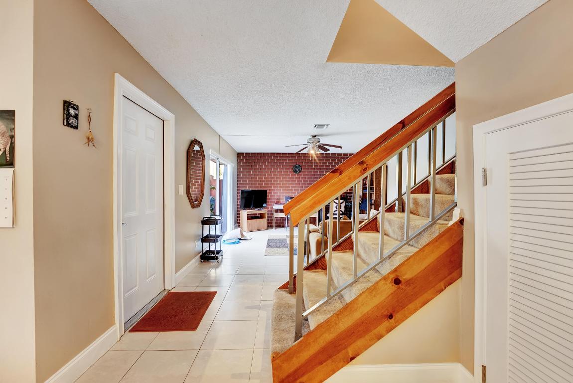 LOS MANGOS PATIO VILLAS AND TOWNHOMES - Residential