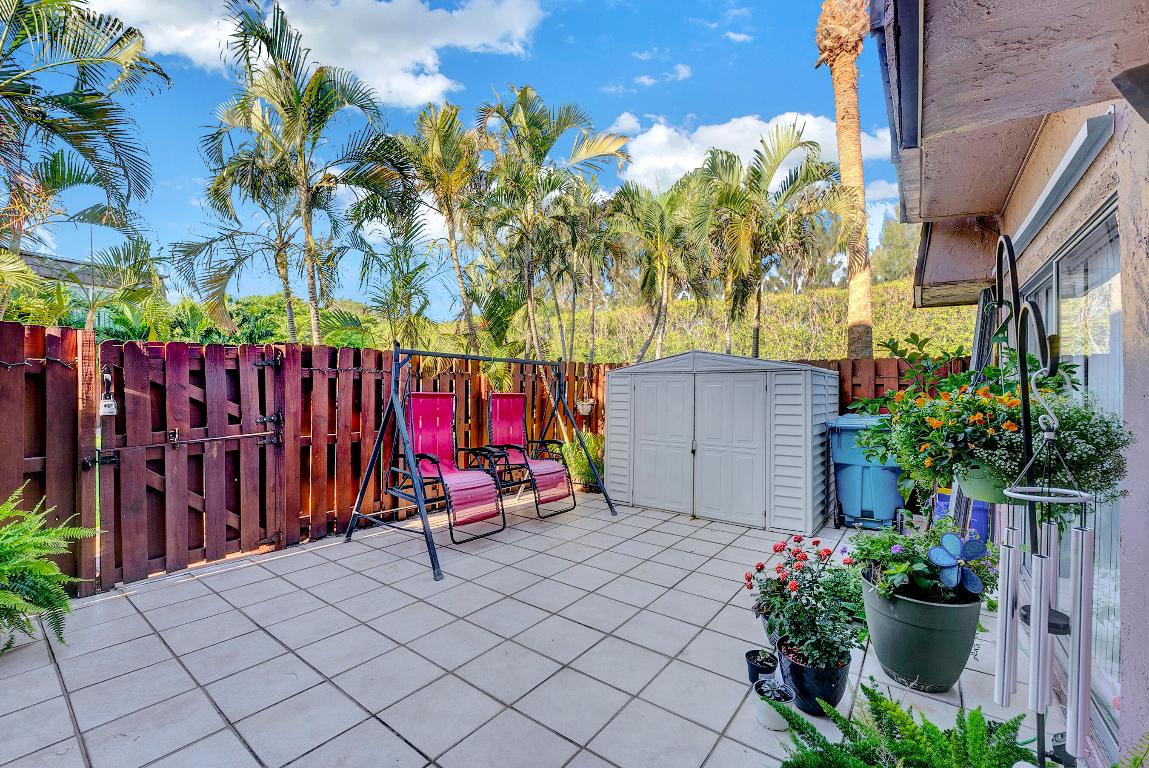 LOS MANGOS PATIO VILLAS AND TOWNHOMES - Residential