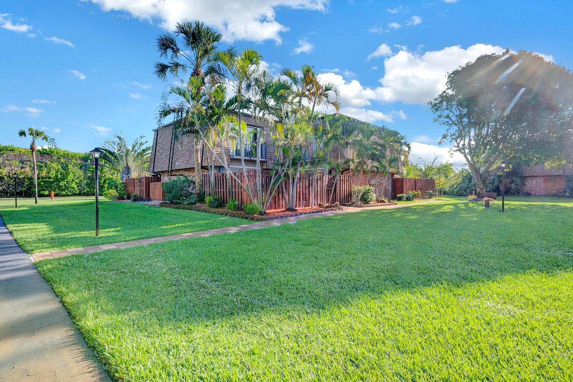 LOS MANGOS PATIO VILLAS AND TOWNHOMES - Residential