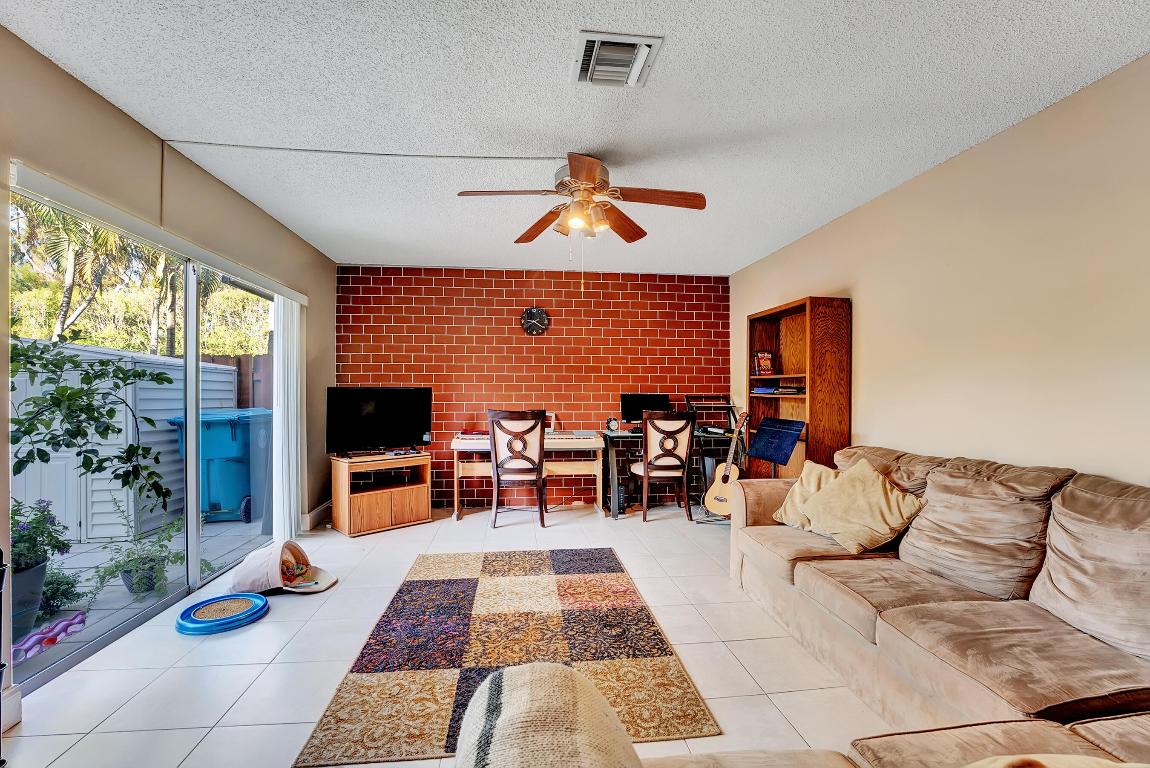 LOS MANGOS PATIO VILLAS AND TOWNHOMES - Residential