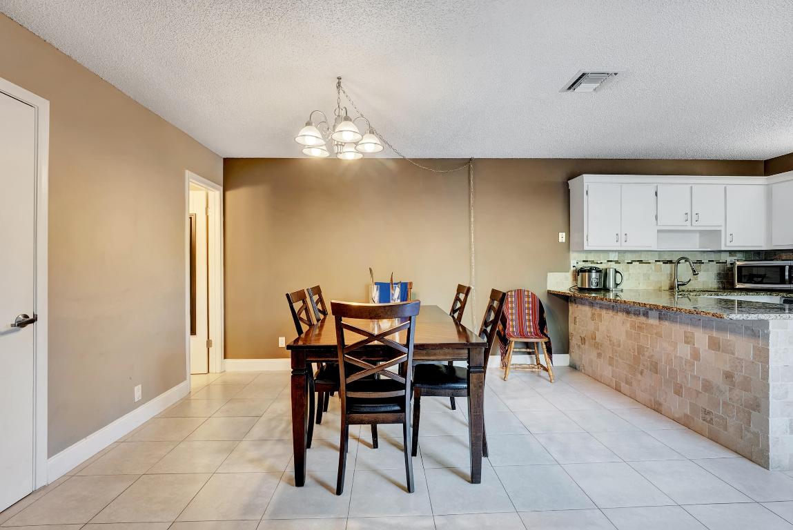 LOS MANGOS PATIO VILLAS AND TOWNHOMES - Residential