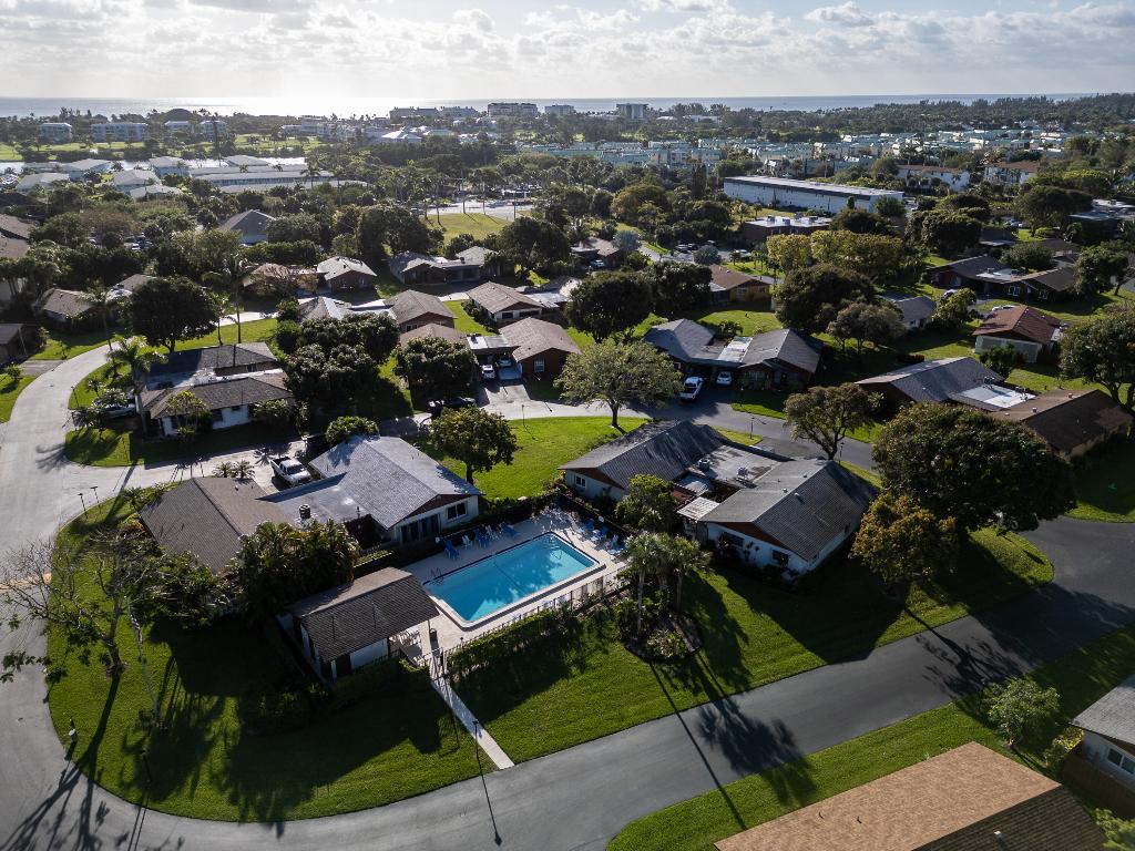 LOS MANGOS PATIO VILLAS AND TOWNHOMES - Residential