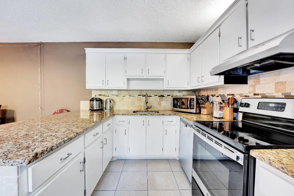 LOS MANGOS PATIO VILLAS AND TOWNHOMES - Residential