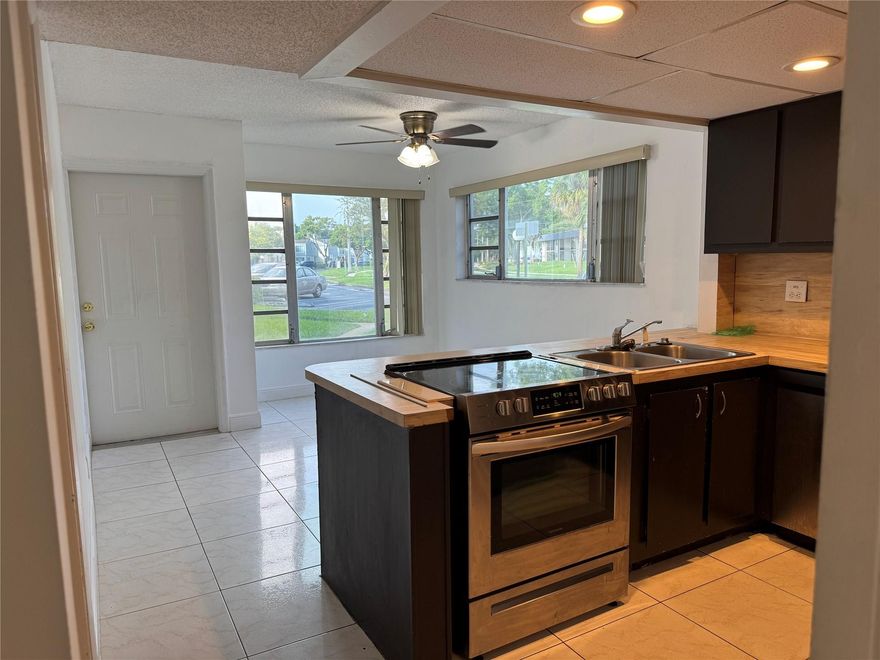 Amazing Opportunity – 3 Bedroom, 2.5 Bath Townhouse for Rent on the Golf Course.  Spacious townhouse with an open living area and vaulted ceilings, leading to a screened patio with golf course views. Features include ceramic tile downstairs, laminate flooring upstairs, washer and dryer, walk-in closets, and one assigned parking space. Kitchen is currently being updated. Recent improvements include a 1.5-year-old AC and a 3-year-old water heater.
Association requires a 700 credit score. Don’t miss this chance to rent a well-maintained home in a prime location!