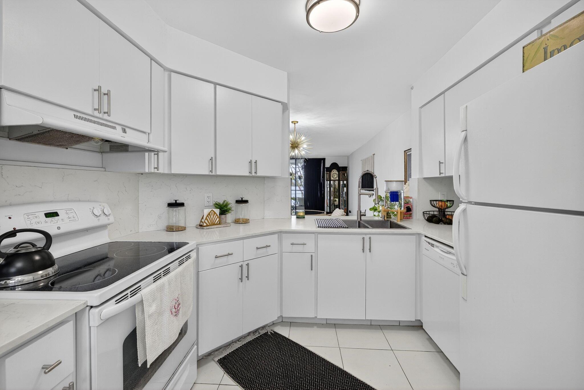 LAKE EMERALD CONDOMINIUM - Residential